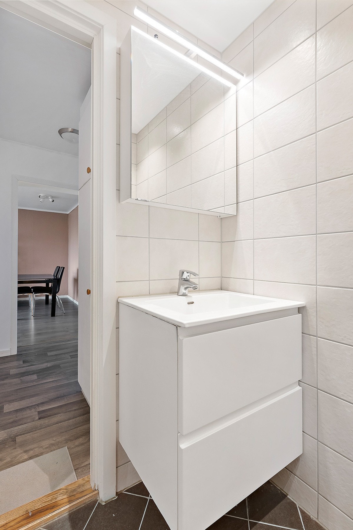 Dusjhjørnet har innfellbare glassdører, og det er vegghengt toalett med innebygget sisterne samt opplegg for vaskemaskin. Galleribilde