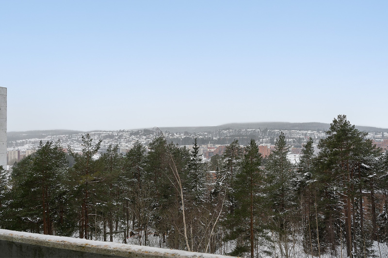 Fra balkongen har du flott utsikt utover nærområdet. Galleribilde