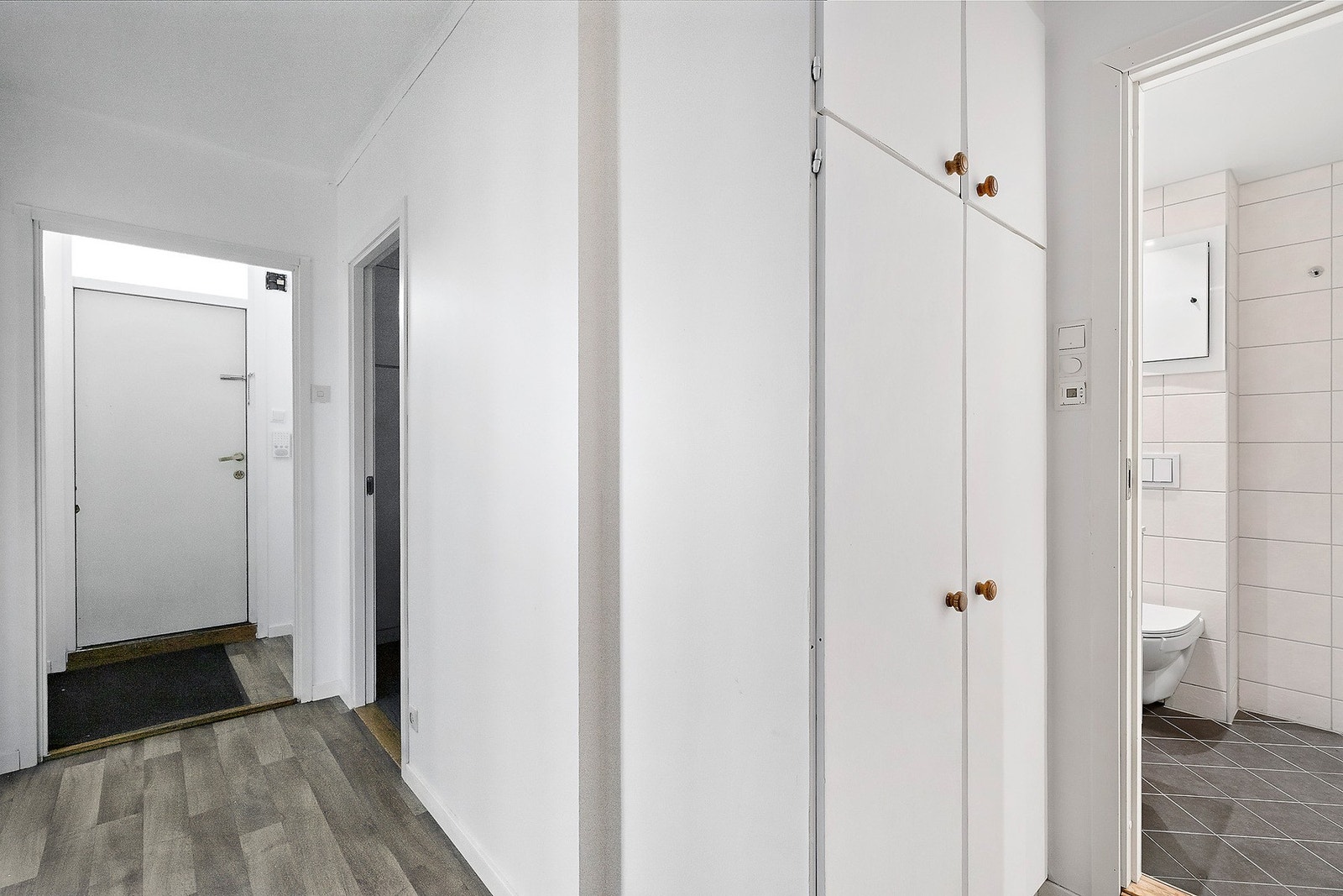 Leiligheten ønsker deg velkommen med en lys og flott entré som gir et godt førsteinntrykk allerede ved ankomst. Galleribilde