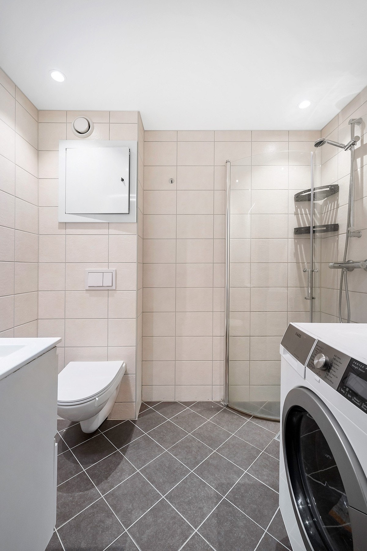 Baderommet ble renovert av borettslaget i 2019 og fremstår som moderne og velholdt. Rommet er innredet med benkeskap, veggskap med speil og integrert belysning. Galleribilde