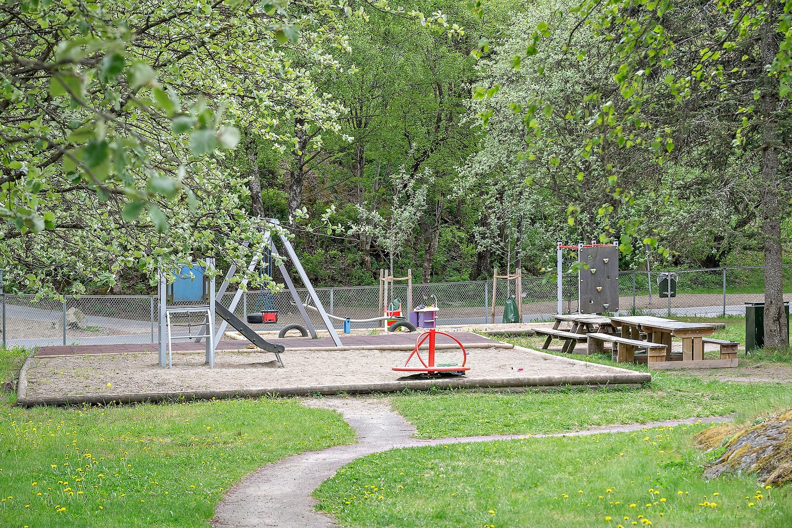 Felleseiendommen er pent opparbeidet med asfalterte internveier, trær, planter, sittegruppe, felles utegrill og stort plenareal. Lekeplassen er kjærkommen for barnefamilier og gjør det enkelt å hygge seg ute. Galleribilde