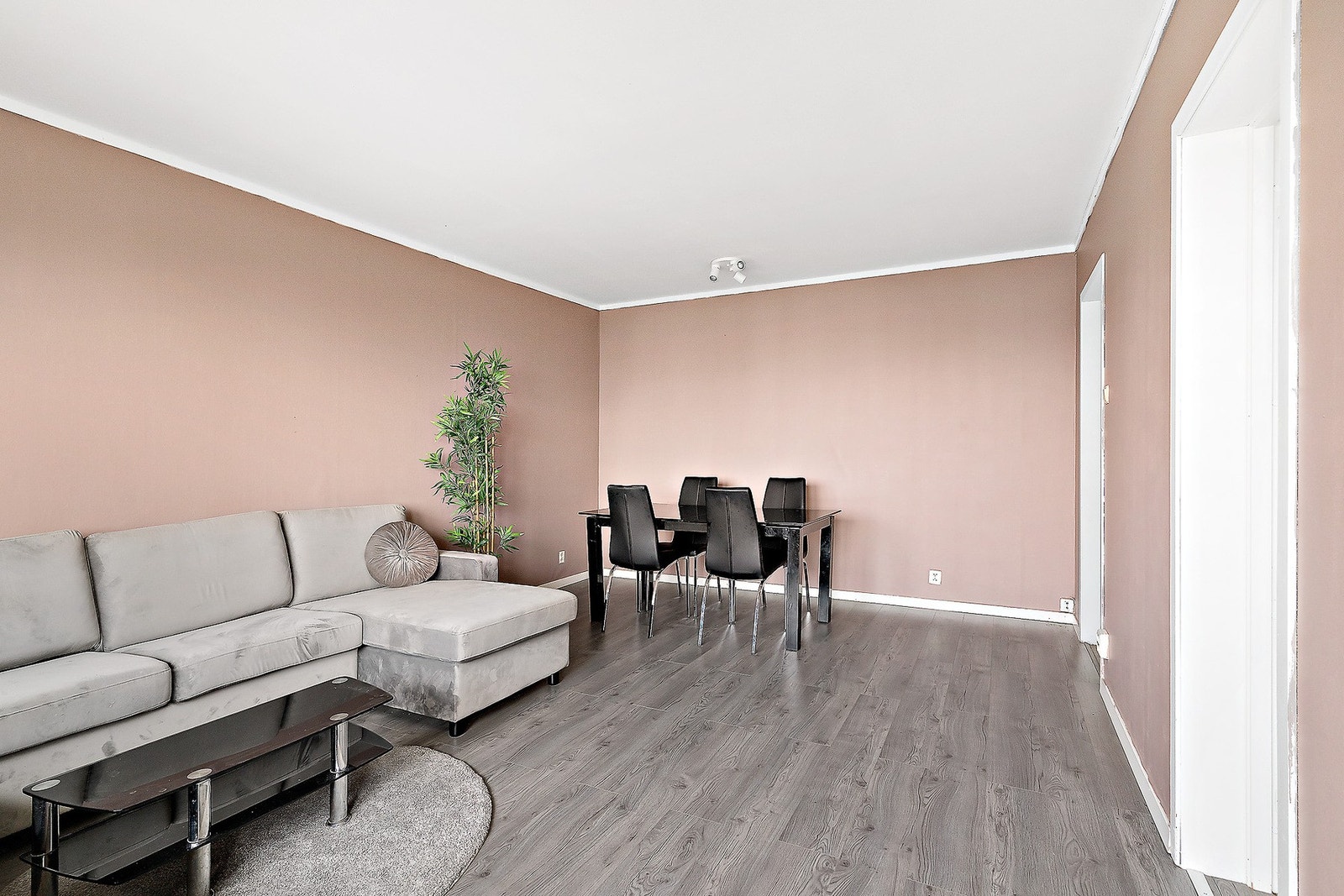 Den behagelige og moderne fargepaletten skaper en lun og hyggelig atmosfære. Galleribilde