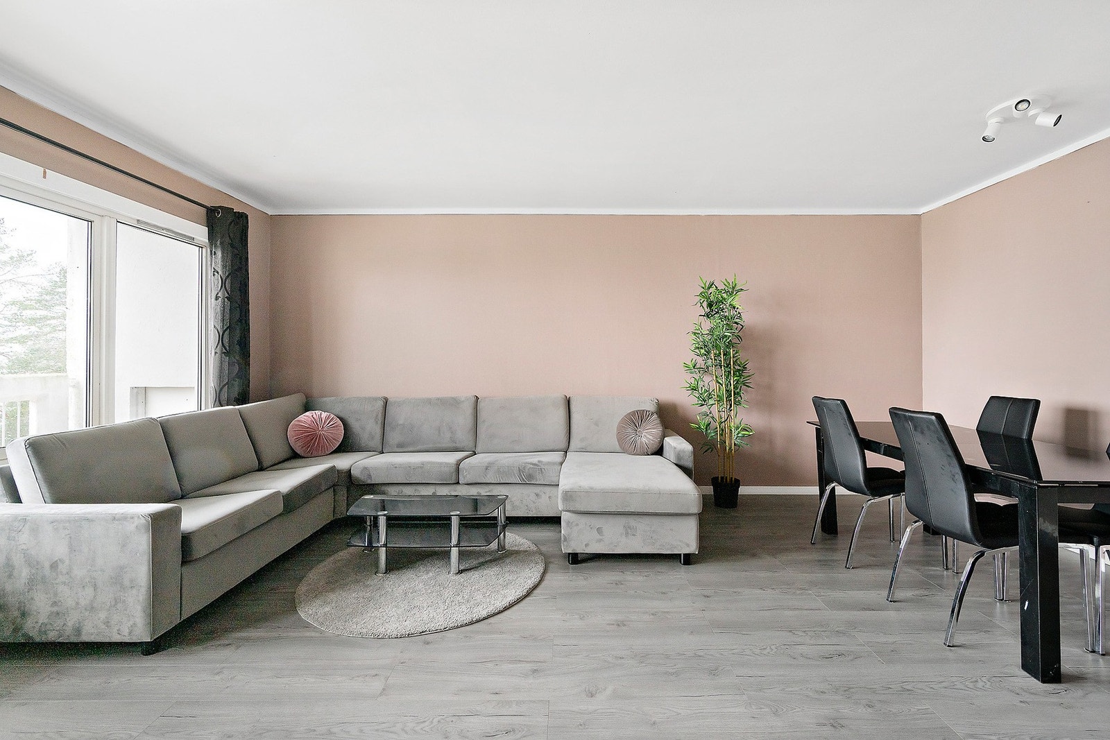 Her er det god plass til både sofagruppe og spiseplass, og rommet inviterer til både rolige hverdagskvelder og hyggelige sammenkomster. Galleribilde