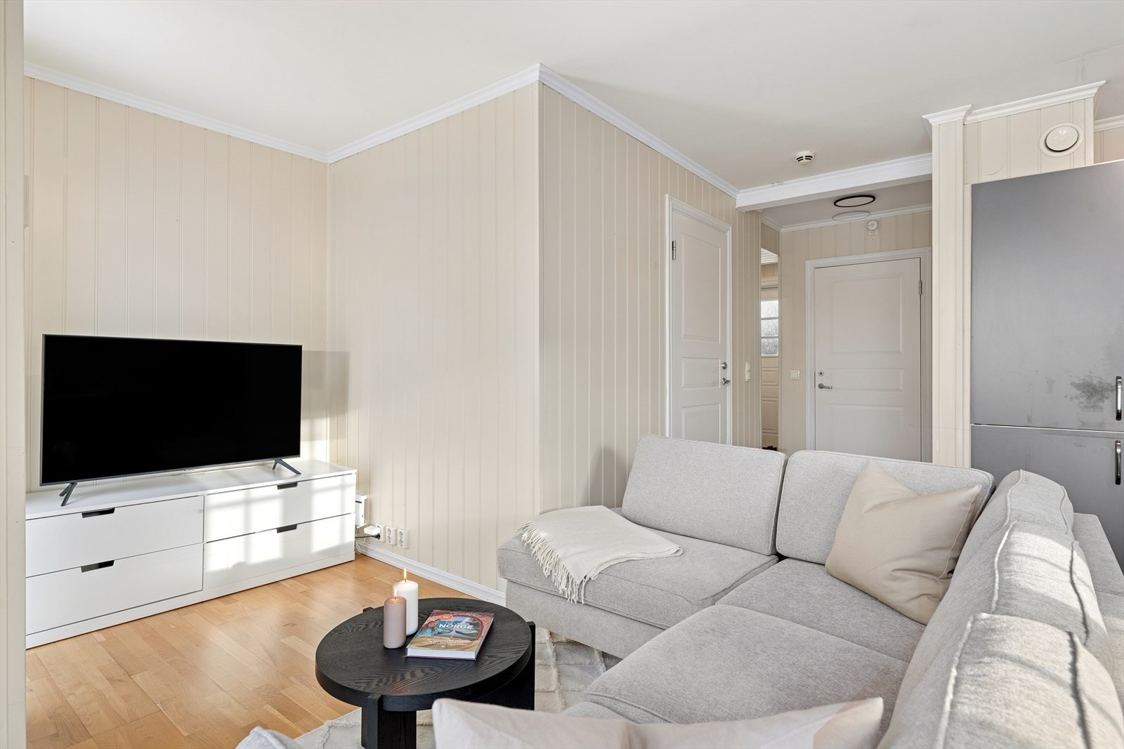 TV-kroken og sofagruppen er fint plassert i rommet. Galleribilde