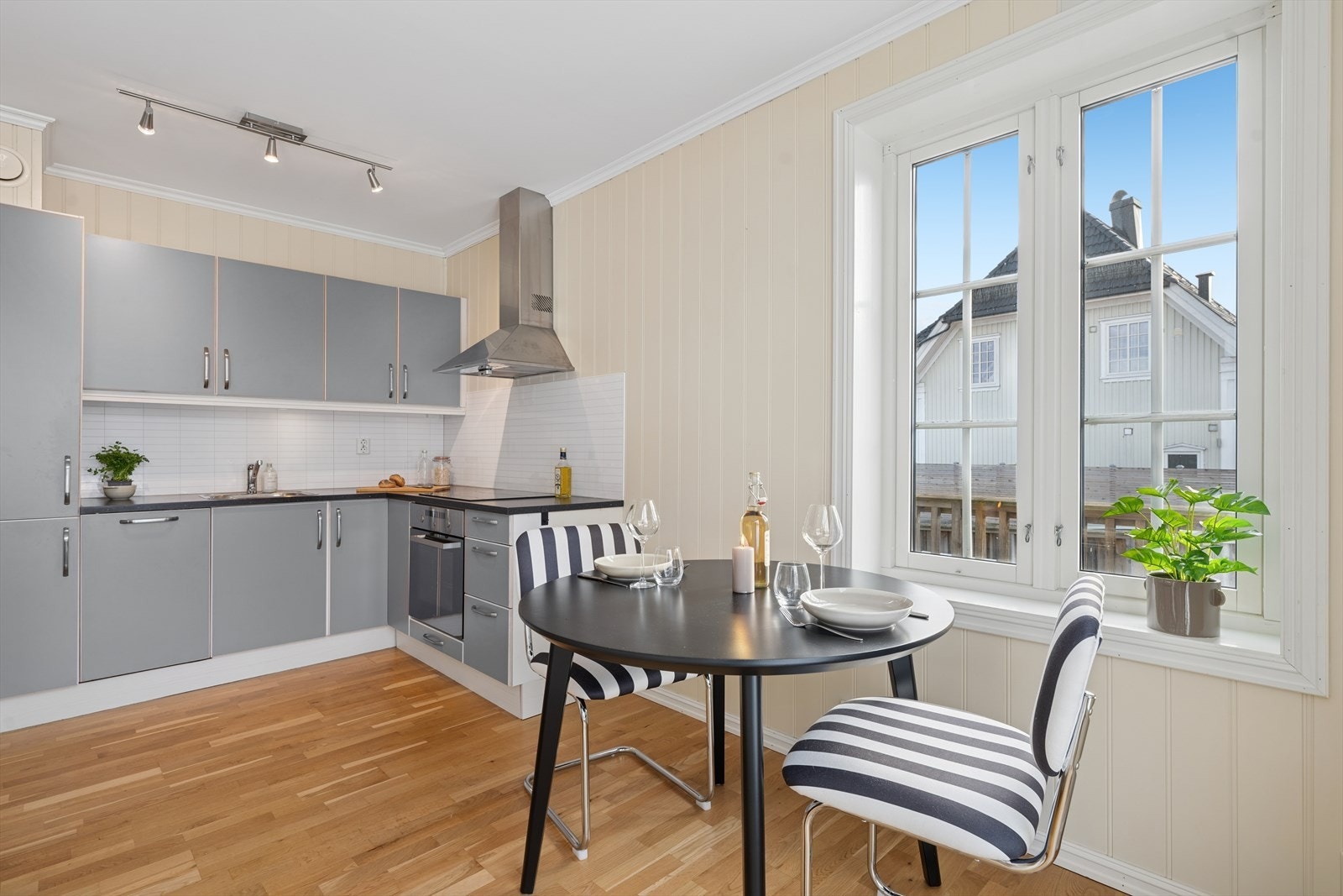 Spisegruppen har en praktisk plassering nær kjøkkenet. Galleribilde