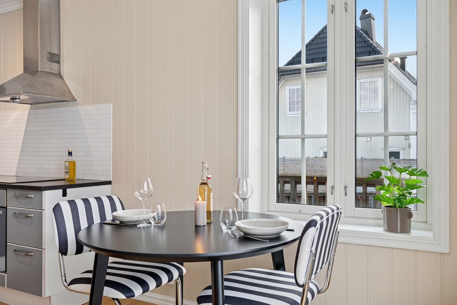 På gulvet ligger det parkett, og veggflatene er malt. Galleribilde