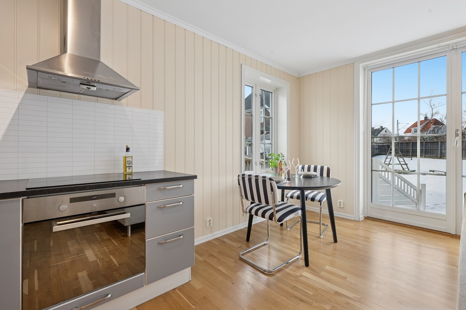 Fra området ved spisegruppen er det dør ut til hagen. Galleribilde