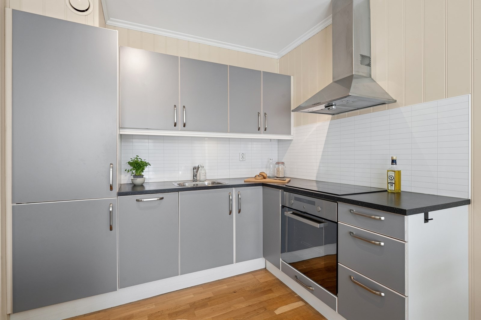 Kjøkkenet er utstyrt med integrerte hvitevarer som kjøleskap/fryser, oppvaskmaskin, stekeovn og keramisk platetopp. Vedr. hvitevarer se pkt. "løsøre og tilbehør" i salgsoppgaven. Galleribilde