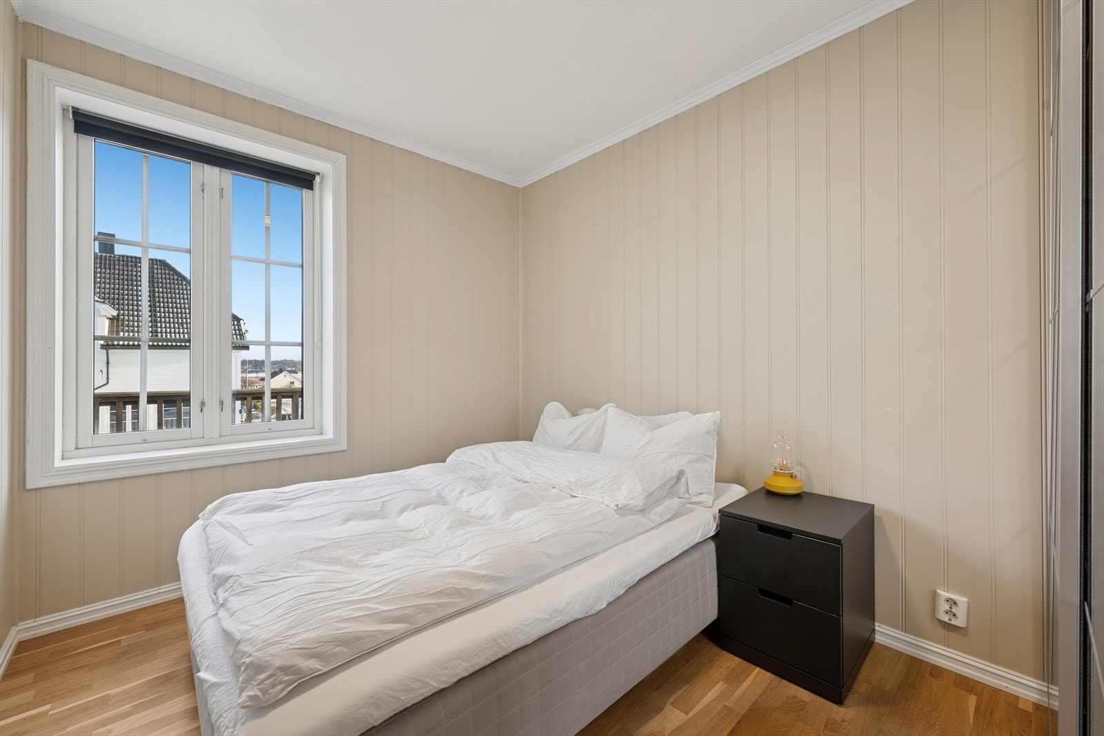 Leiligheten har et romslig soverom med god plass til seng og tilhørende møbler. Galleribilde