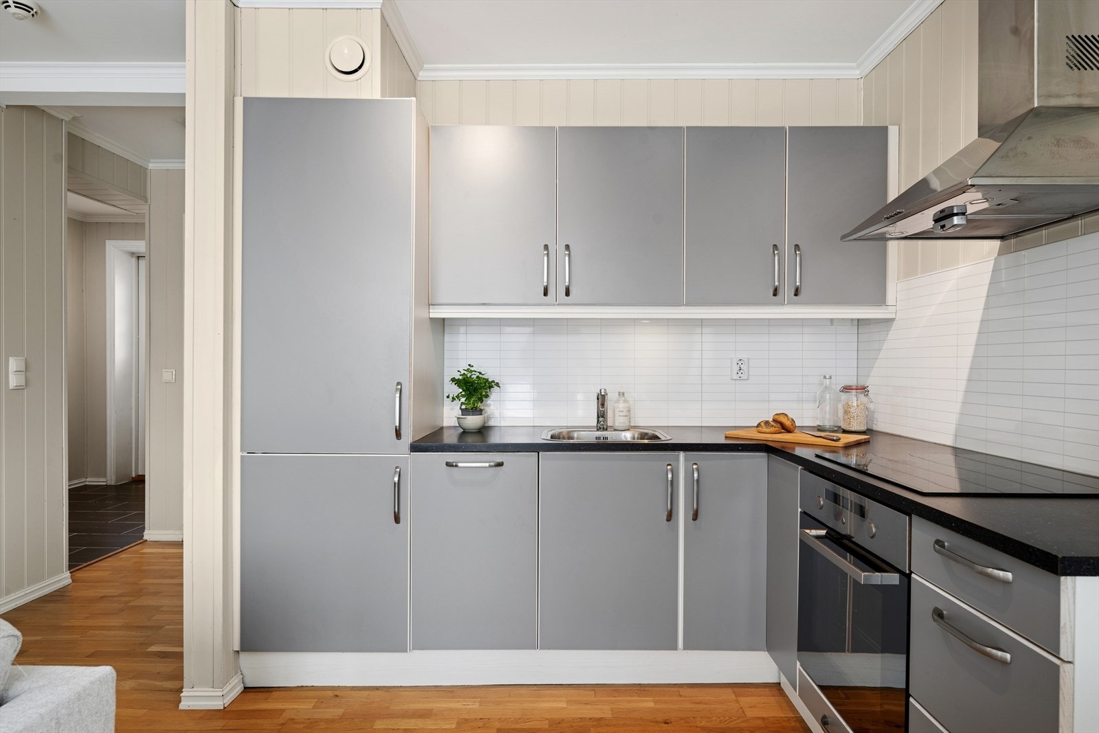 Kjøkkenet har en innredning med glatte fronter og laminat benkeplate. Galleribilde