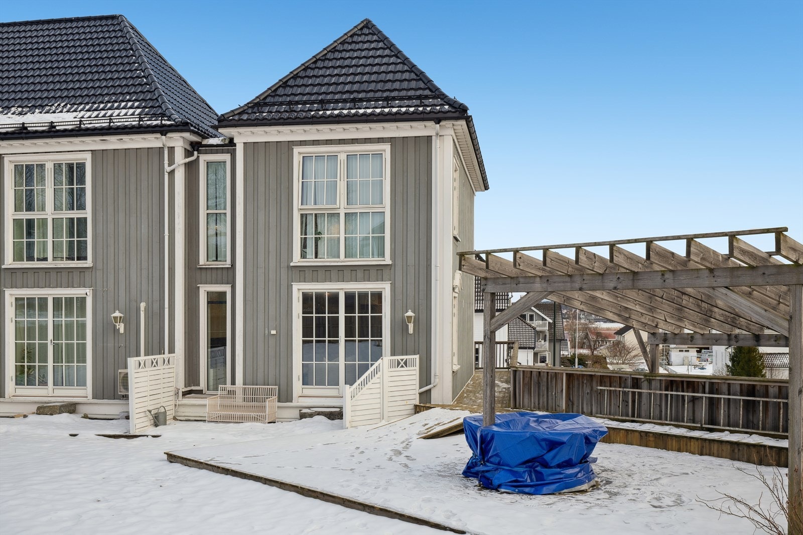 Eiendommen har en svært attraktiv og solrik beliggenhet, kun få meter fra hjertet av Tønsberg sentrum. Galleribilde