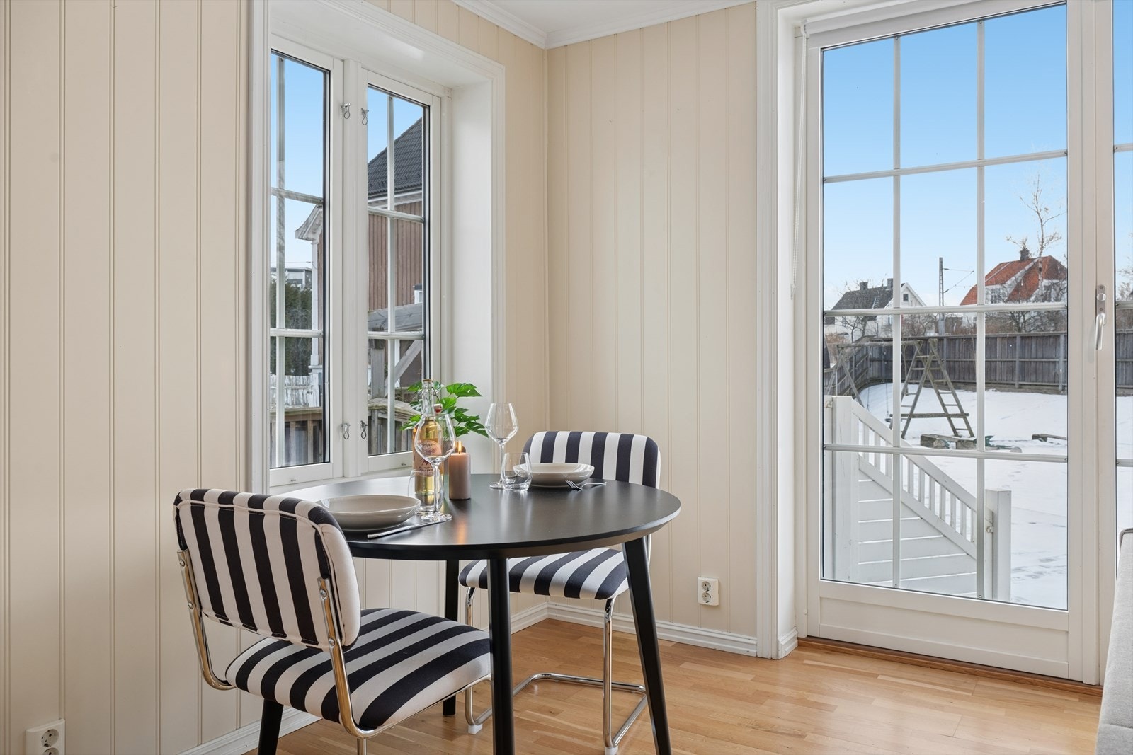 Vinduene gir en fin utsikt over nærområdet. Galleribilde