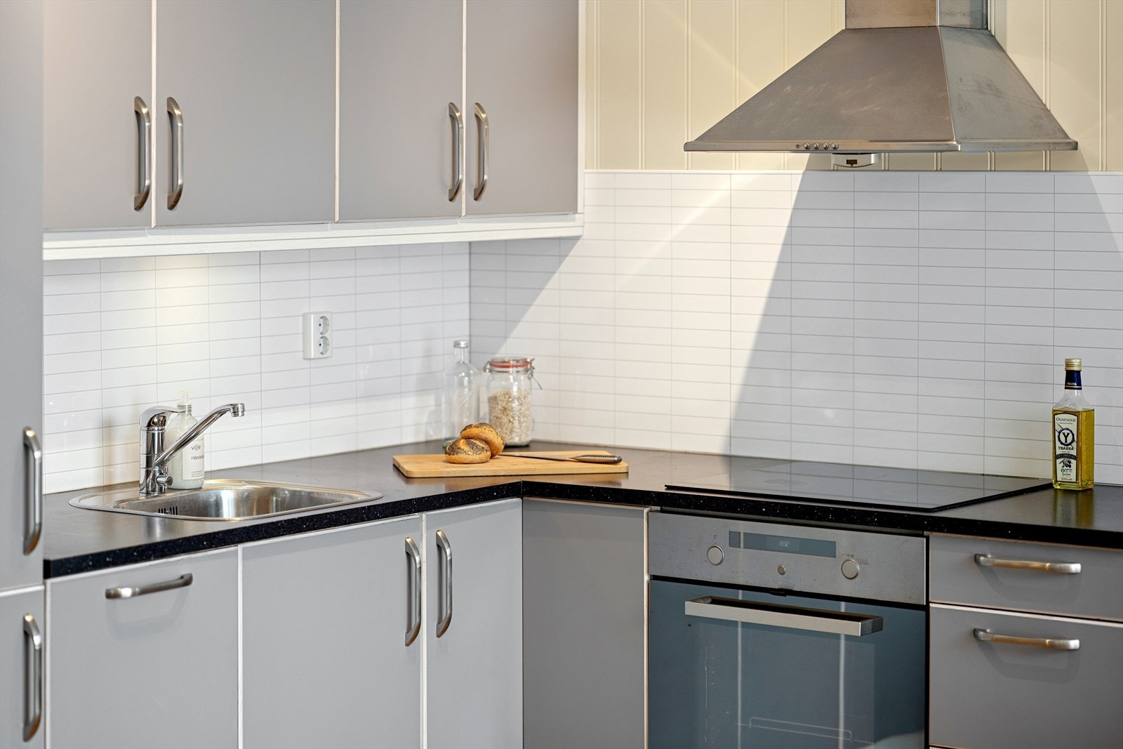 Kjøkkenet har godt med skap og benkeplass. Galleribilde