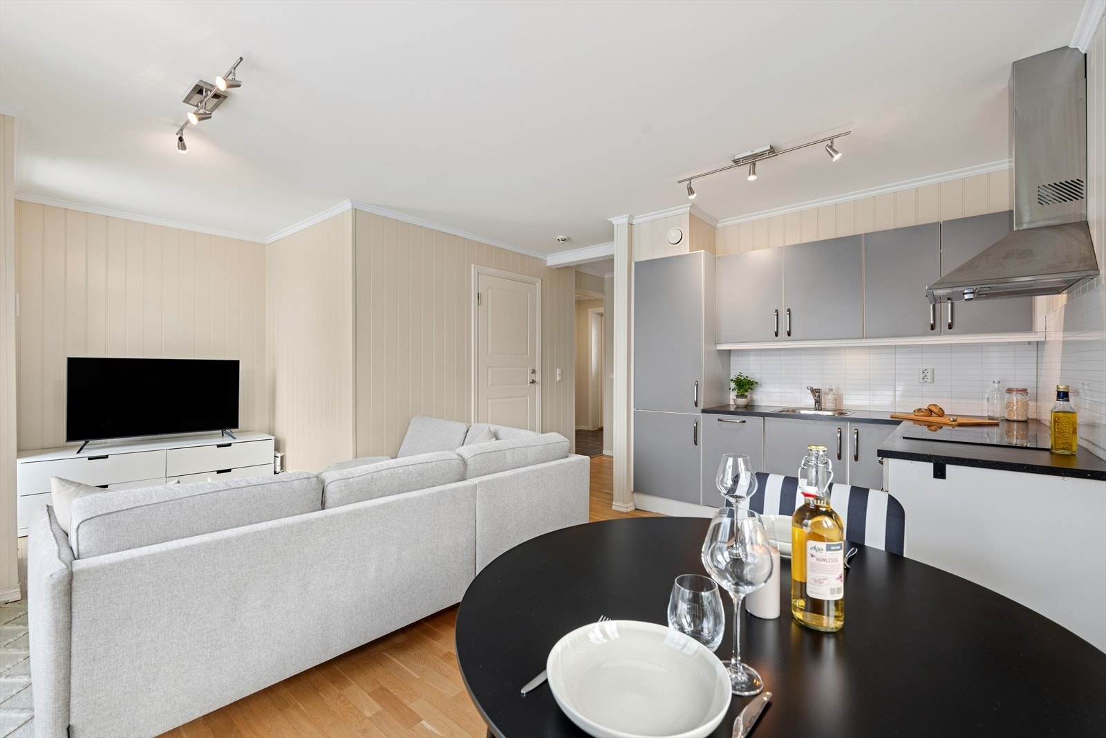 Leiligheten har en åpen stue og kjøkkenløsning med plass til både sofagruppe og spisebord. Galleribilde