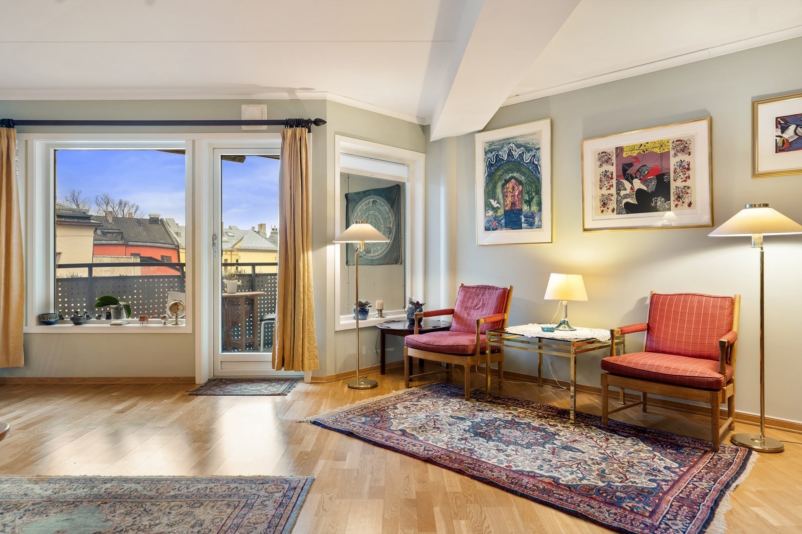 Leiligheten har trestavs parkett på gulvet og har et tidsriktig fargevalg på vegger. Galleribilde