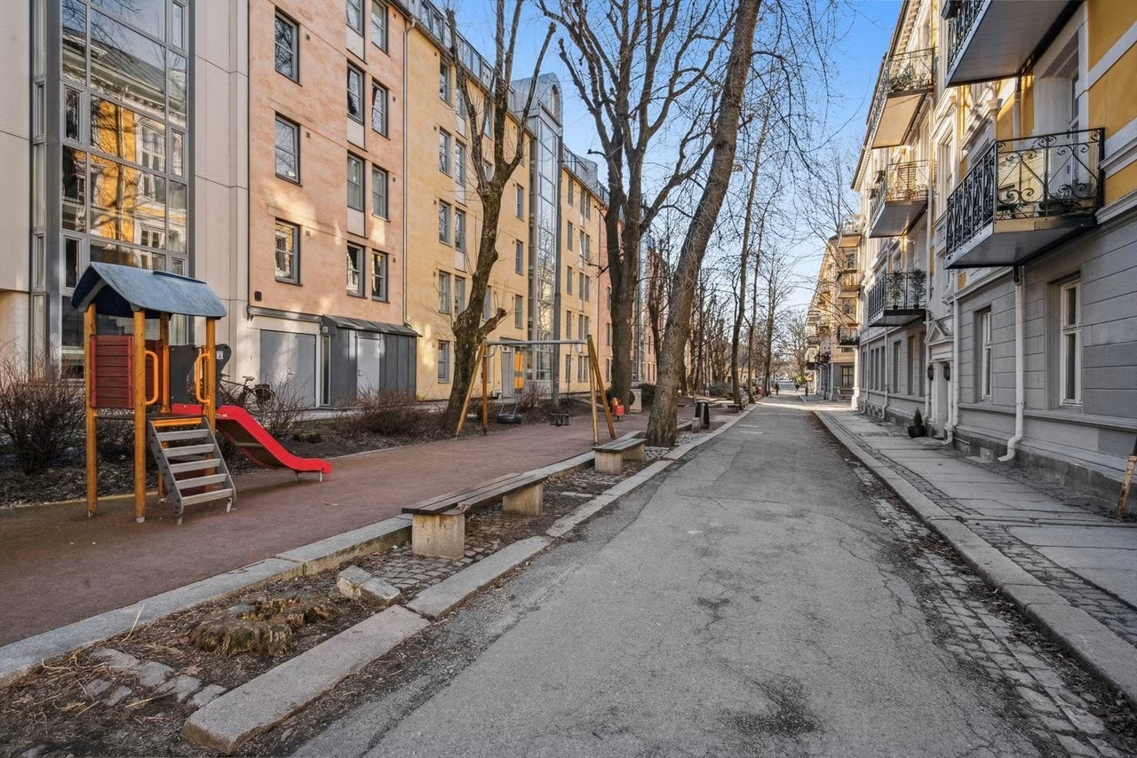 I gaten er det lekeapparater, Tuftepark og benker. Galleribilde