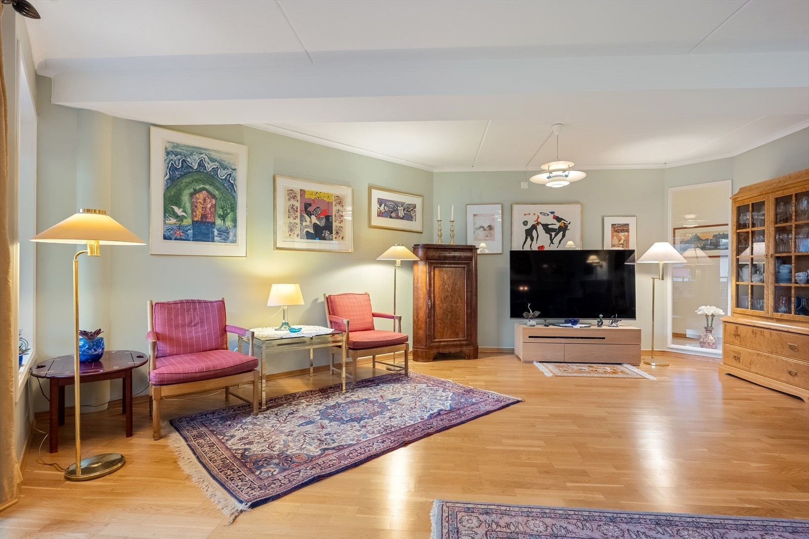 Stuen er av sjeldent god størrelse og byr på en god romfølelse. Galleribilde