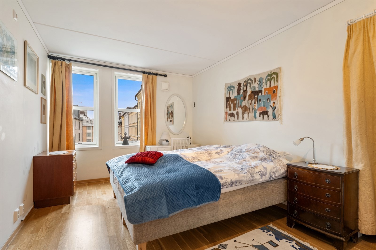 Hovedsoverommet er av god størrelse, med plass til dobbeltseng, tilhørende møblement og garderobeskap. Galleribilde