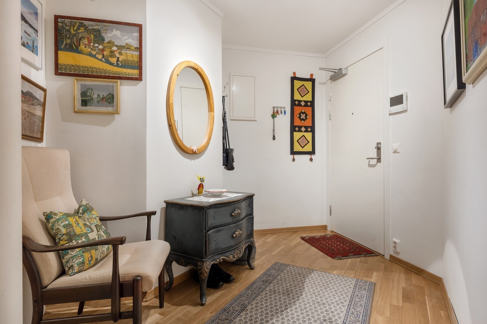 Ved ankomst møtes du av en luftig og innbydende entré som gir et godt førsteinntrykk av leiligheten. Galleribilde