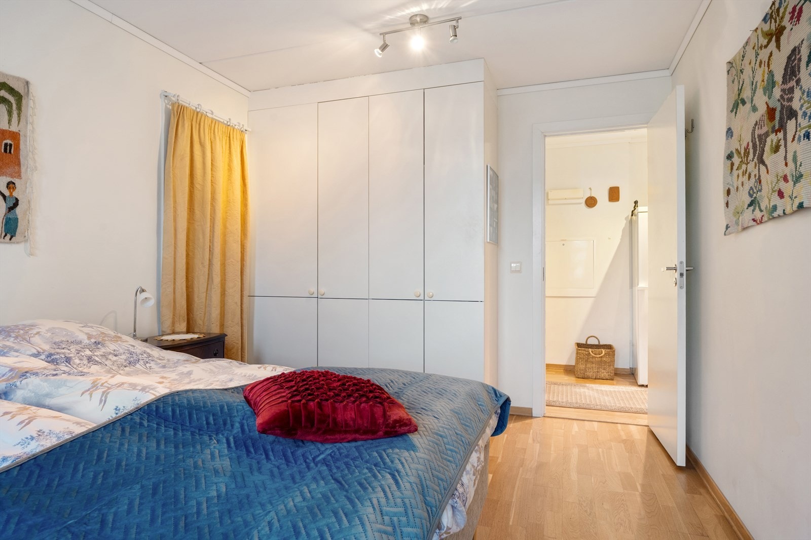 Fra hovedsoverommet har du tilgang til en praktisk innvendig garderobe. Galleribilde