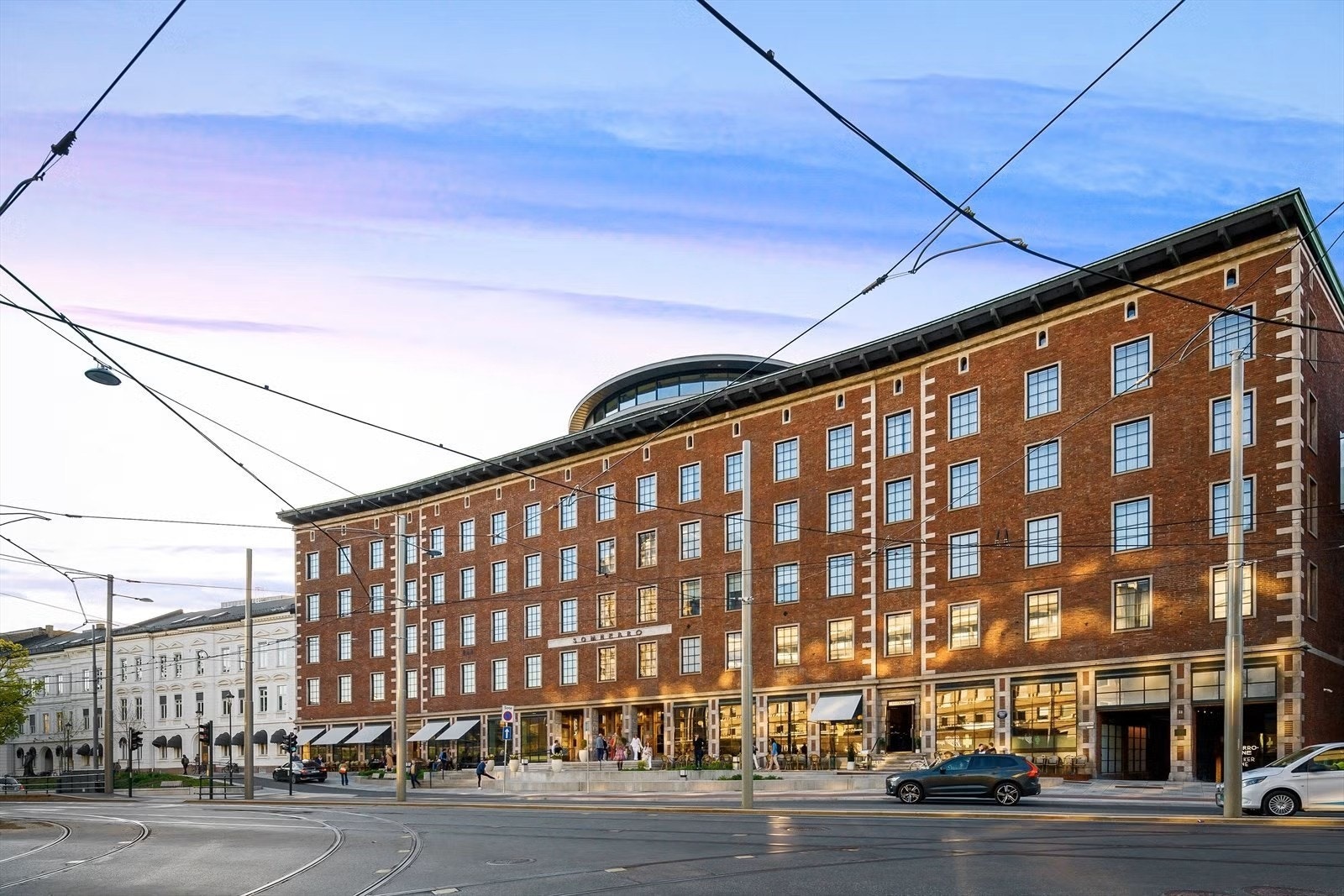 Solli Plass med yrende uteliv, samt kafé- og restaurantmuligheter. Galleribilde