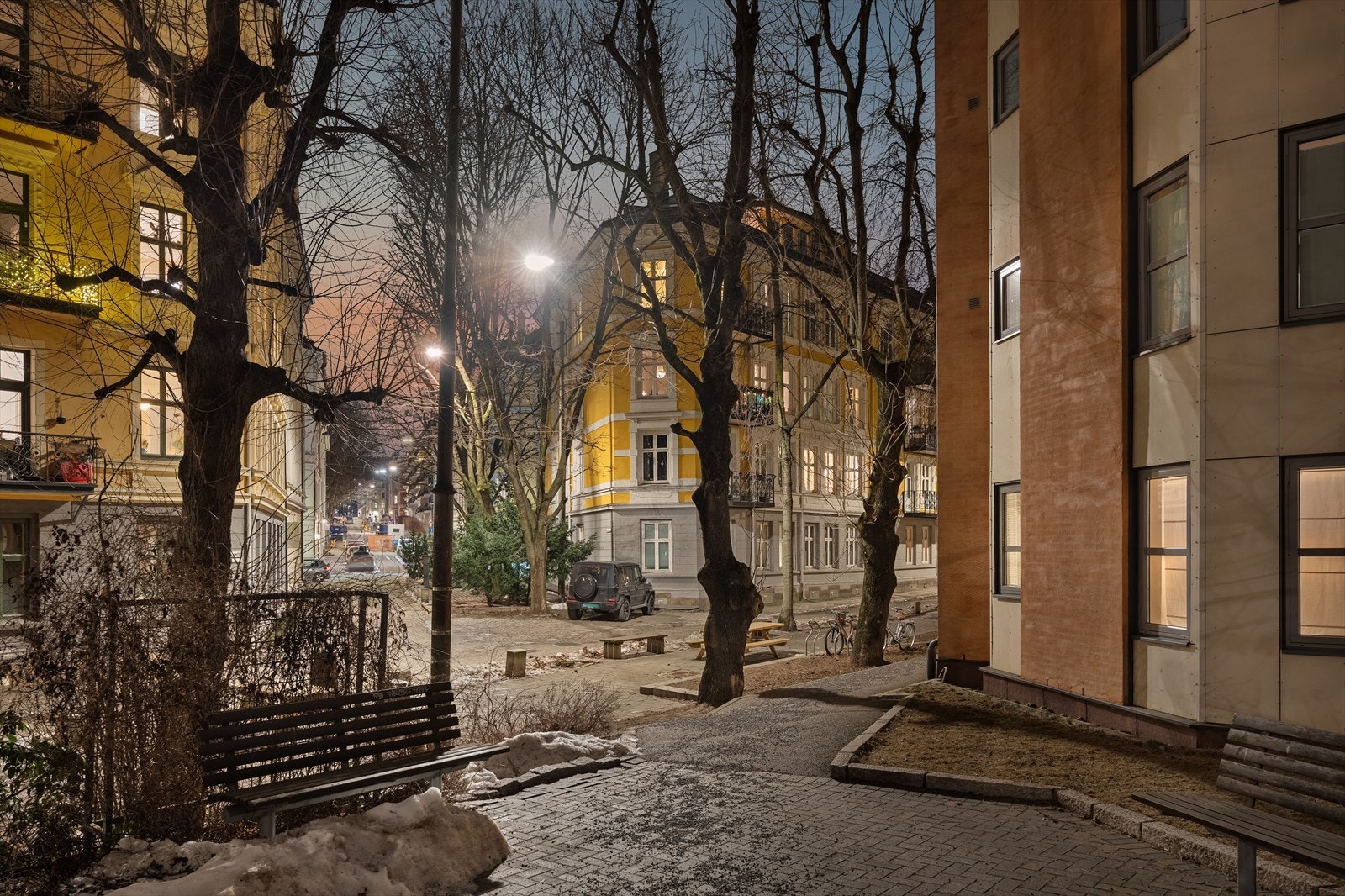 Leiligheten ligger rett over gaten fra Aker Brygge og Tjuvholmen og gir umiddelbar nærhet til sjøen, samt flere restauranter, kaféer og butikker. Galleribilde
