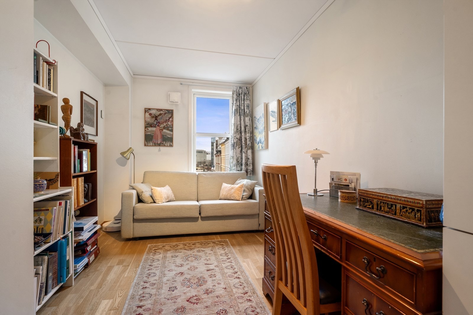 Boligens tredje soverom er av god størrelse med god plass til seng, tilhørende møblement og garderobeskap. Galleribilde