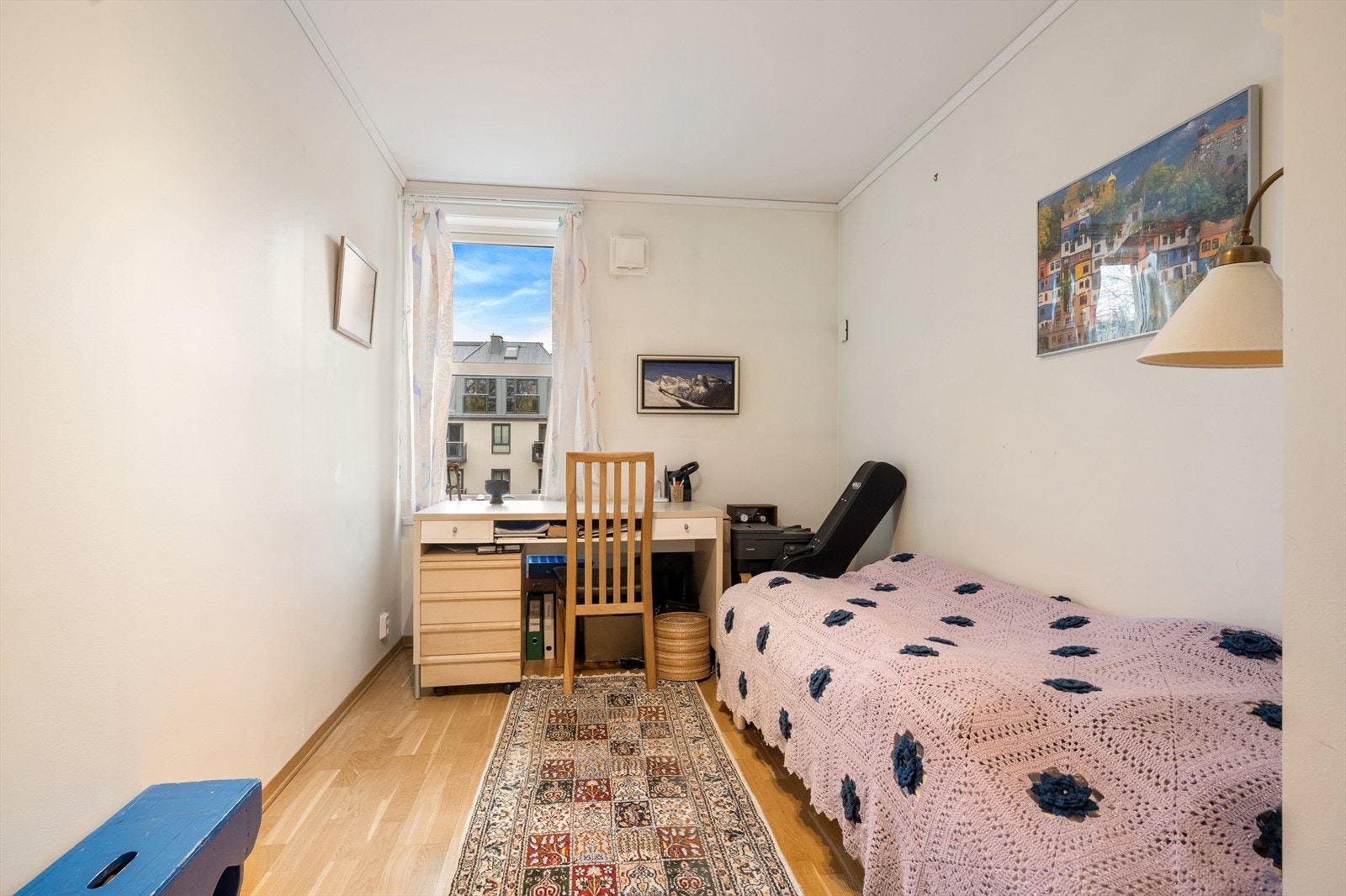 Boligens andre soverom er av god størrelse med plass til seng, tilhørende møblement og garderobeskap. Galleribilde