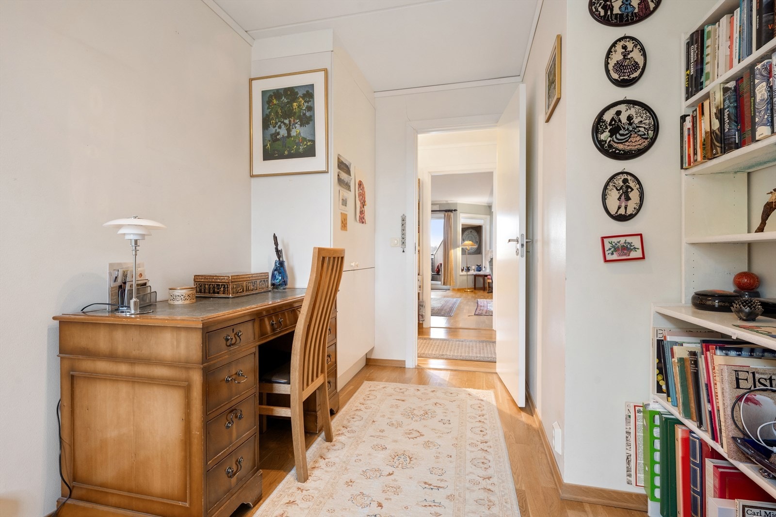 Rommet er i dag innredet som kontor og passer utmerket til dette. Galleribilde