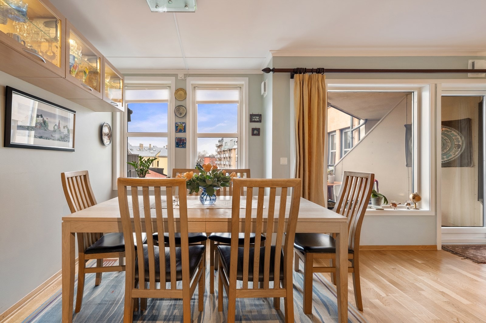 I tilknytning til kjøkkenet er det plass til et spisebord hvor venner og familie kan samles for et hjemmelaget måltid. Galleribilde