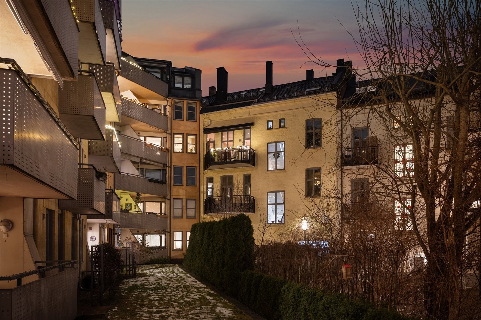 Balkongen vender ut mot bakgården. Galleribilde