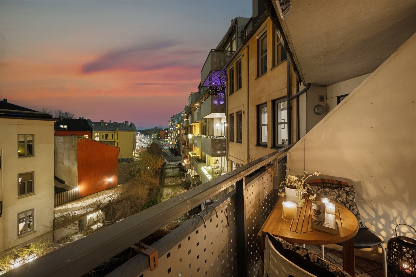 Balkongen er overbygget, med gode solforhold og pent utsyn. Galleribilde