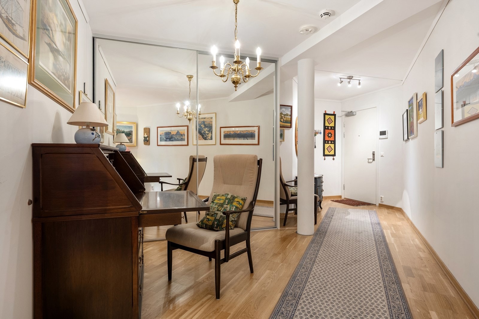 I entréen har du god plass til smarte garderobeløsninger og ønsket innredning. Galleribilde