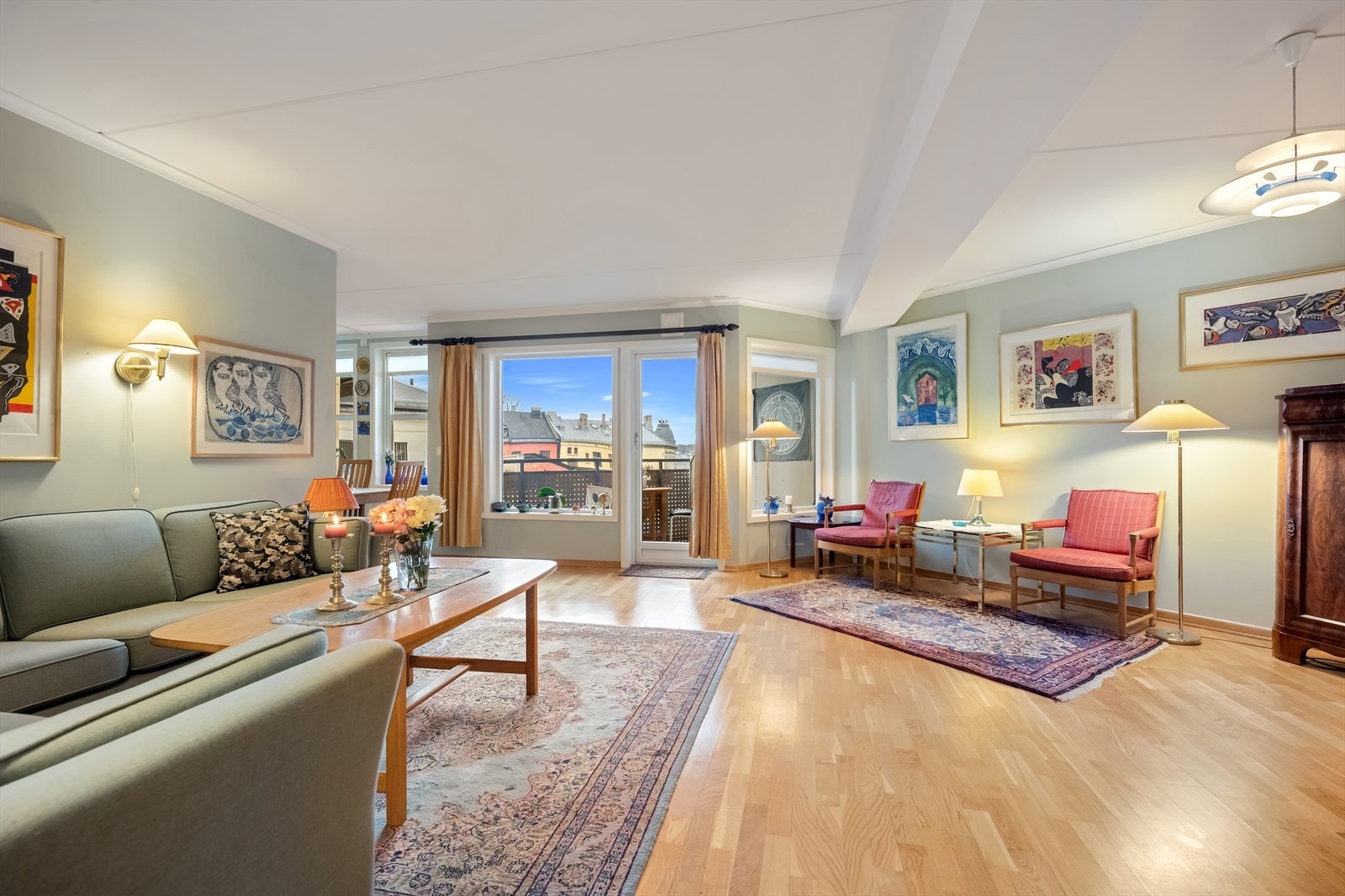 Velkommen til Lassons gate 2! En stor og gjennomgående 4-roms med solrik balkong og adkomst med heis. Leiligheten ligger i et pent bygg fra 2005. Galleribilde