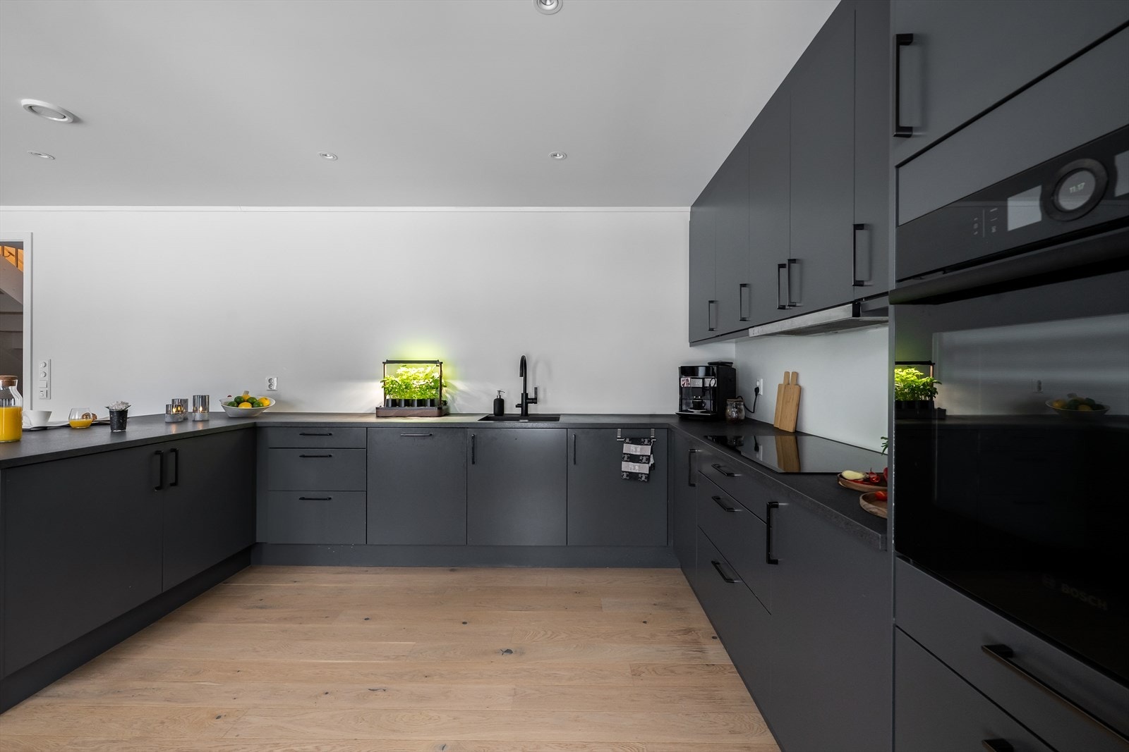 Det er downlights i himling som bidrar til god belysning. Galleribilde