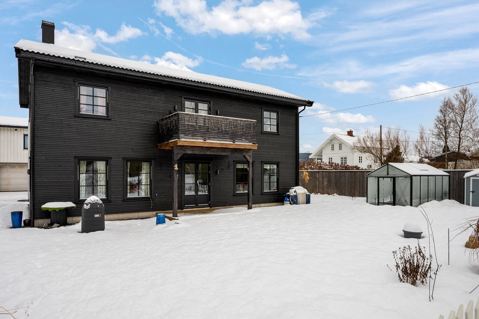 Boligen har en terrasse på ca. 8 kvm med utgang fra stue i første etasje, videre adkomst til den flotte hagen. Galleribilde