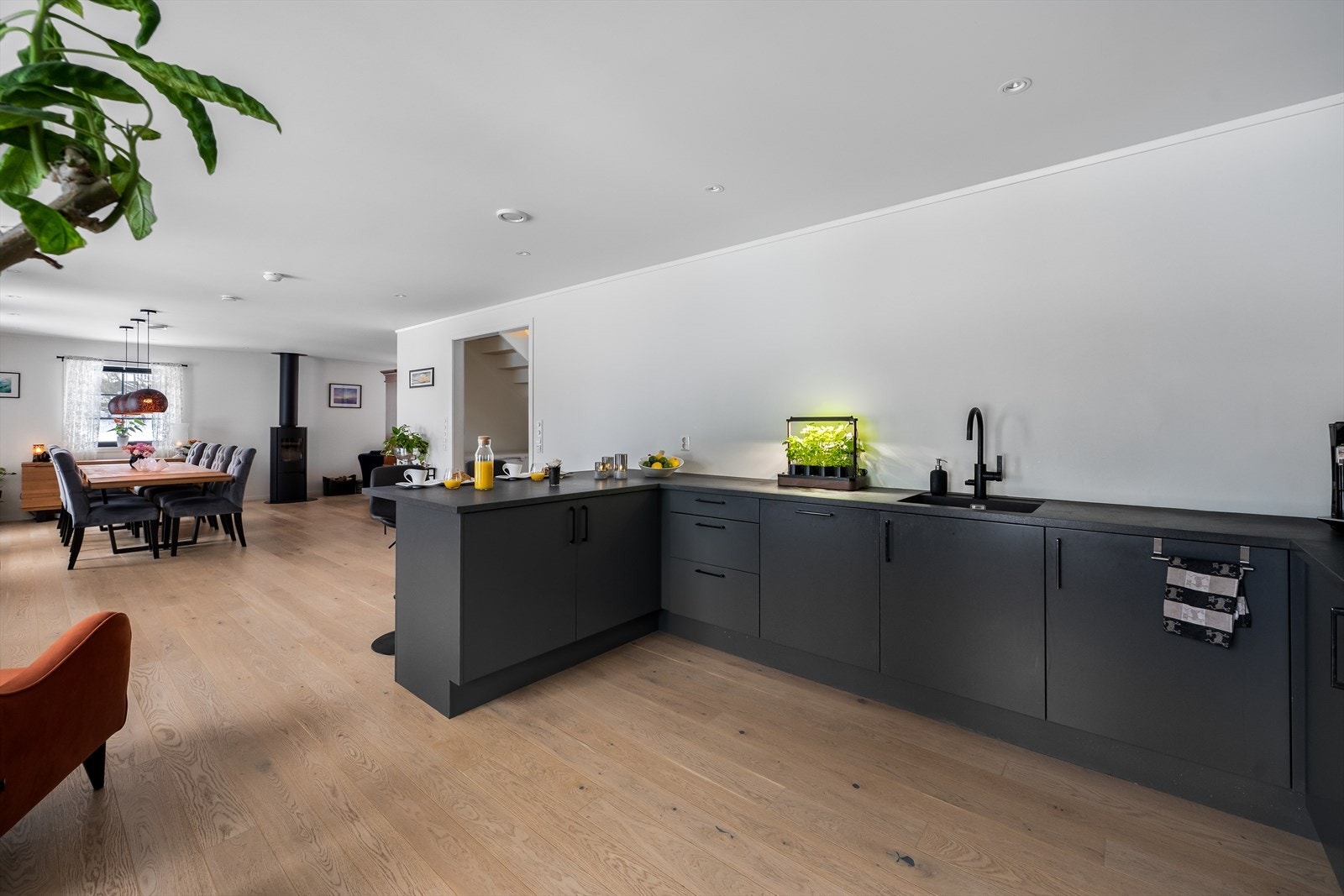 Kjøkkenet er stilfullt og har glatte fronter og en laminert benkeplate. Galleribilde