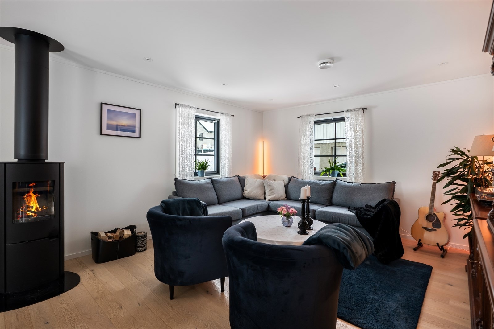 Det er flott parkettgulv i stuen. Galleribilde