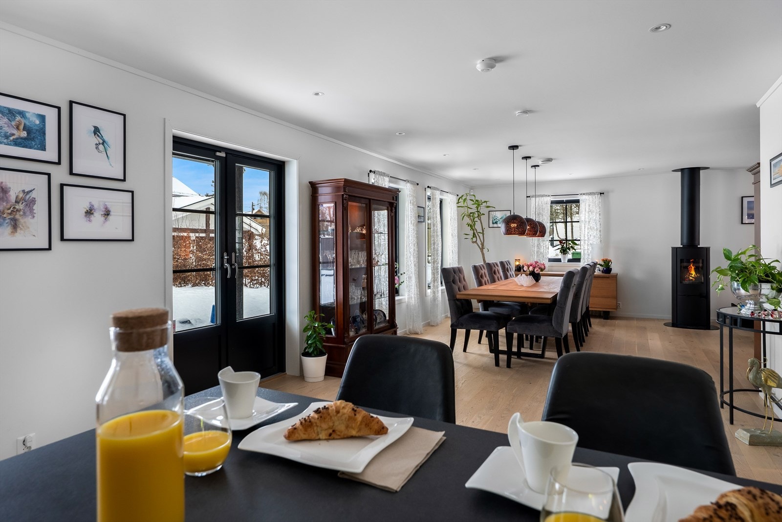 Vedovn i stuen sørger for jevn varme og en koselig atmosfære. Galleribilde