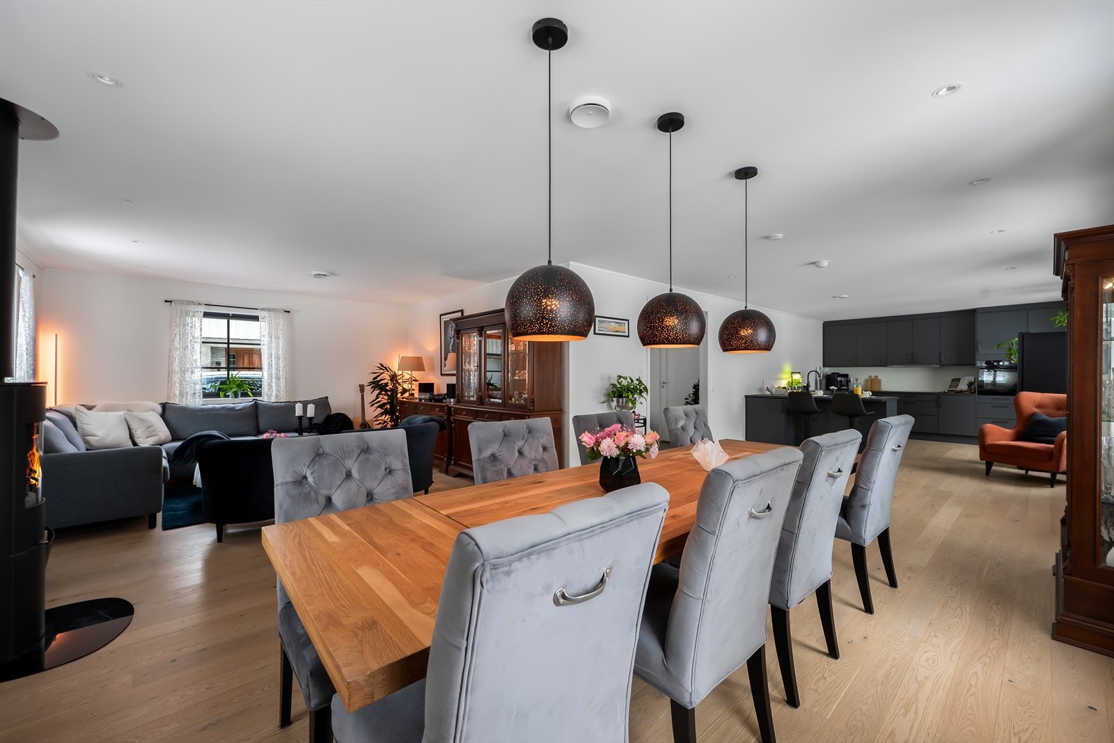 Åpen løsning mellom stue og kjøkken gir en sosial sone. Galleribilde