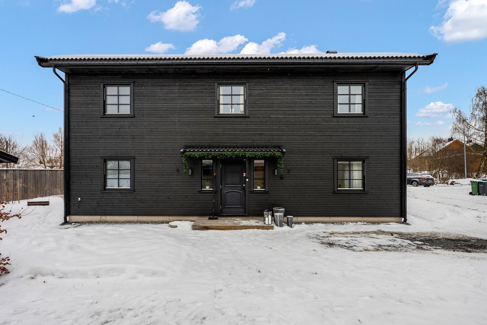 Hyggelig inngangsparti. Det er gode parkeringsmuligheter på egen gårdsplass. Galleribilde