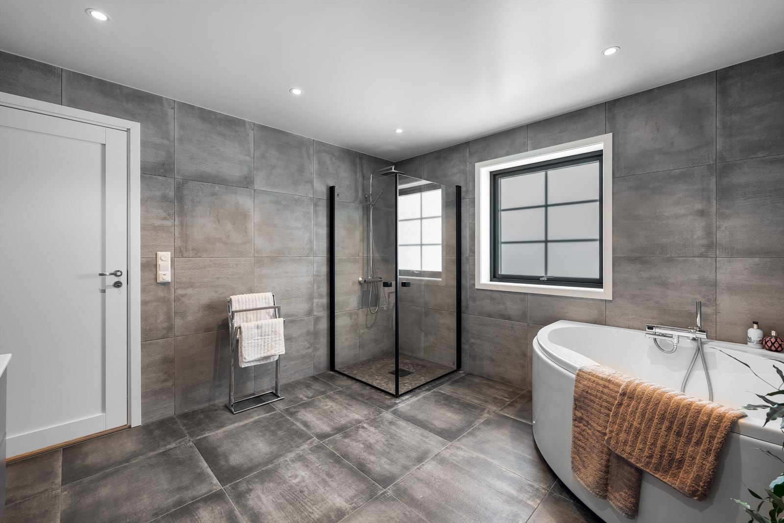 Stilfult og moderne baderom. Galleribilde