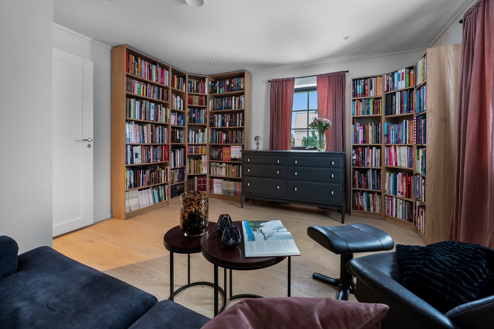 Rommet har flere bruksmuligheter enten som gjesterom, kontor, bibliotek eller en ekstra tv-stue. Galleribilde