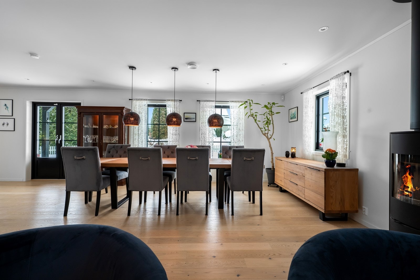 Spiseplassen har plass til mange gjester rundt bordet, her kan man samle familie og venner til hyggelige lag. Galleribilde