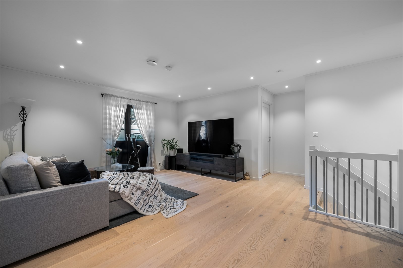 Stue i 2. etasje med god plass til møblement. Galleribilde