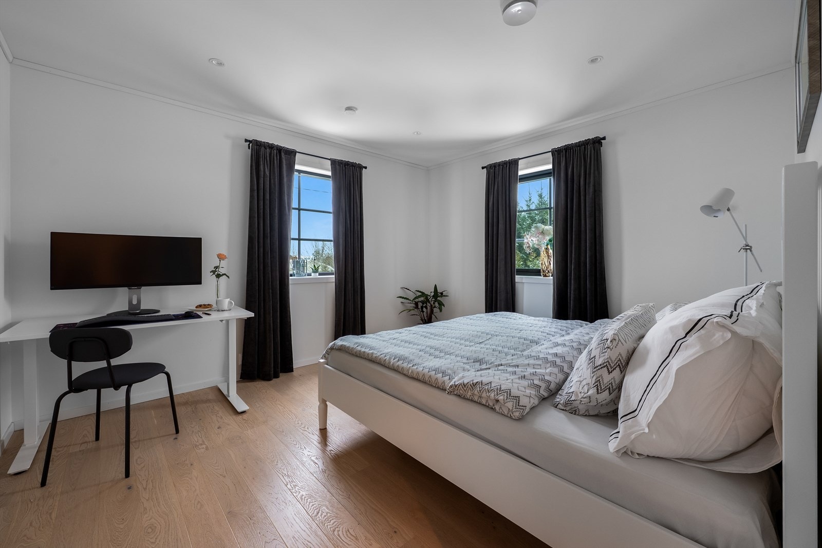 Soverom nr. 2 med god plass til seng, skrivebord og annet ønskelig møblement. Galleribilde