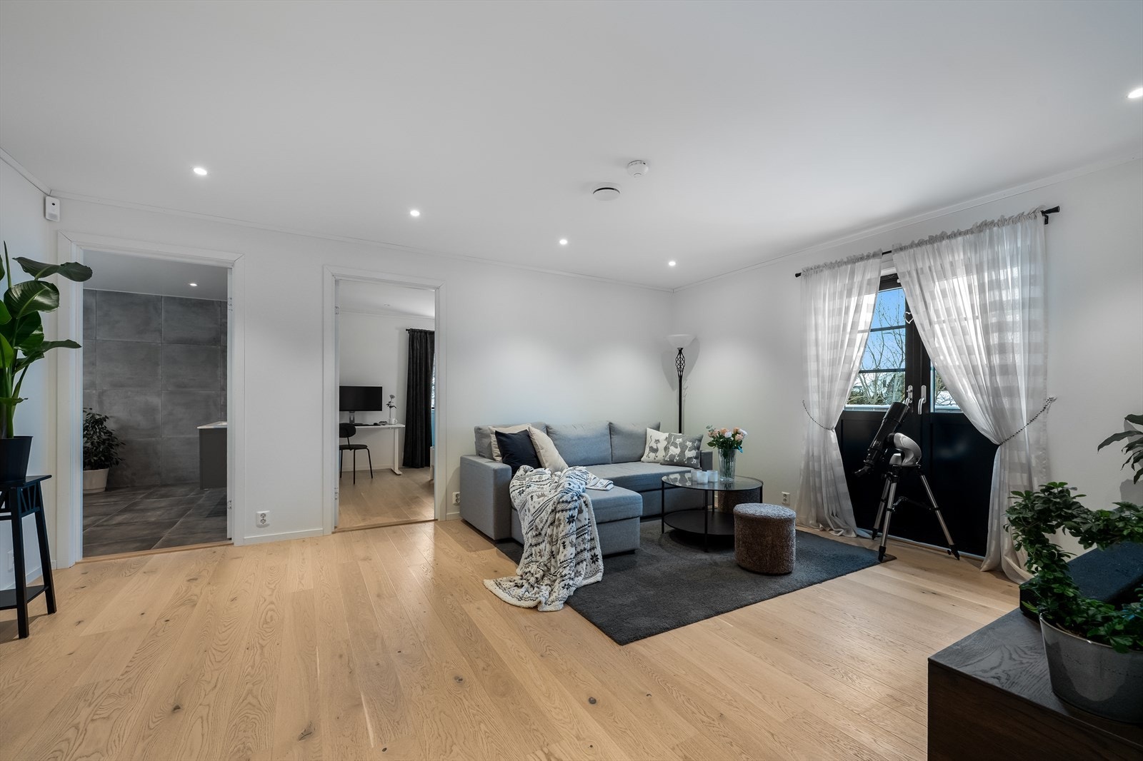 Det er også her downlights i himling og flott parkettgulv. Malt i lyse og behagelige farger. Galleribilde