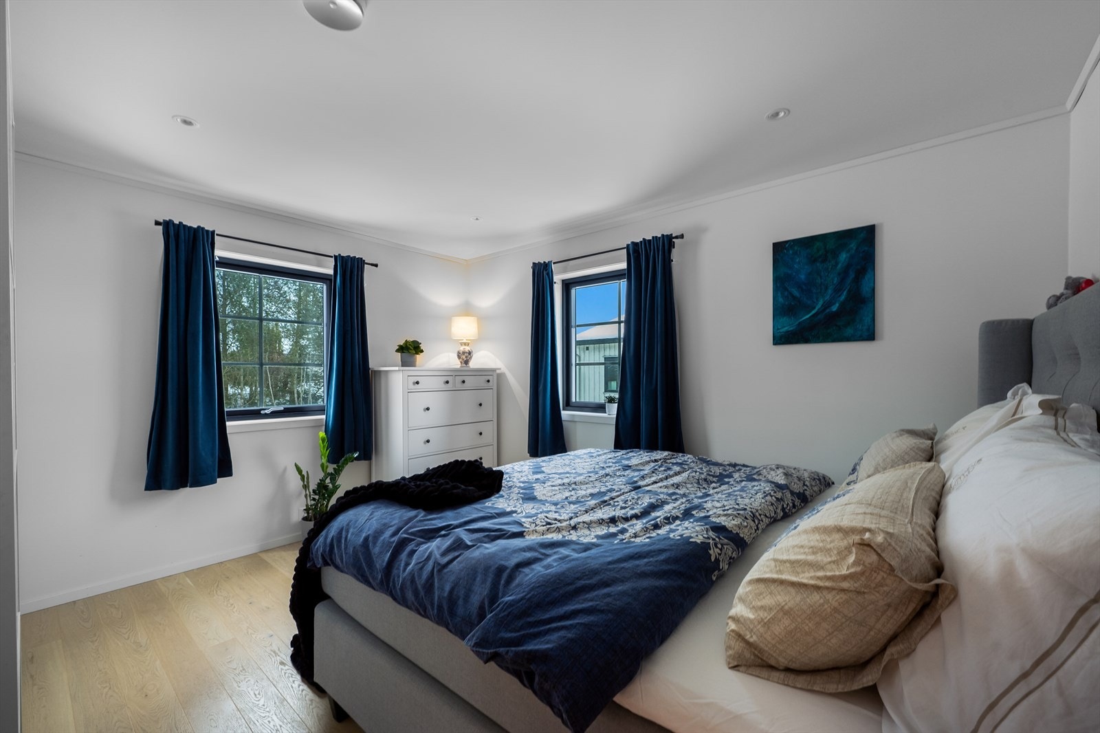 Hovedsoverom med god plass til dobbeltseng og garderobe gir romslig oppbevaringsløsning. Galleribilde