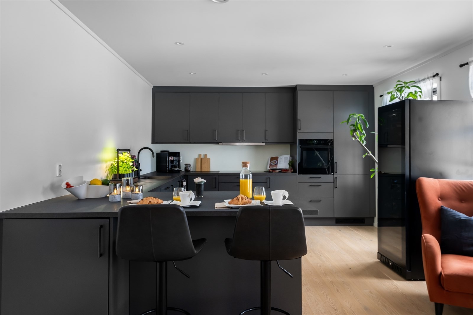 Integrerte hvitevarer inkluderer kjøleskap, fryser, oppvaskmaskin, platetopp og ovn. Galleribilde