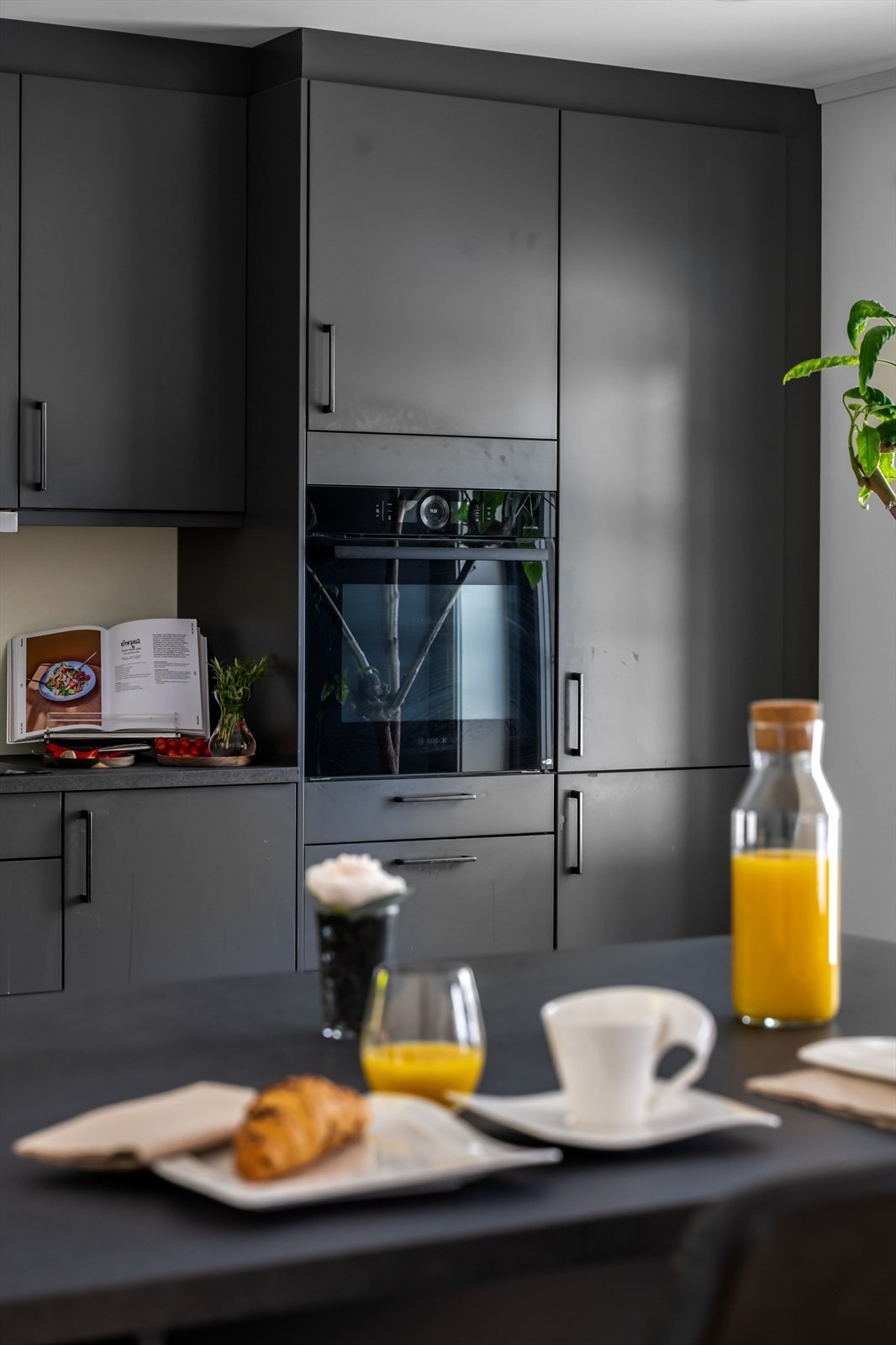 Innredningen har et stilrent design. Galleribilde